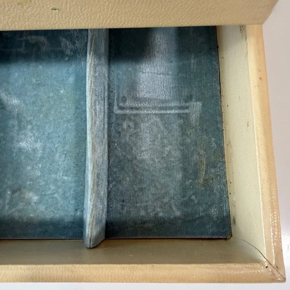 Vintage Lady Buxton Jewelry Box Cream‎ Faux Leather Gold Filigree Blue Velvet